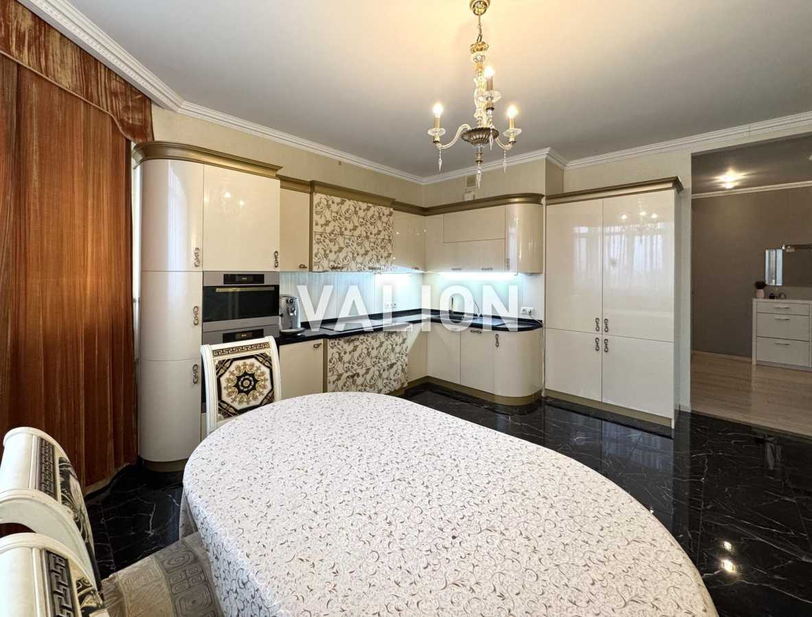 Продажа 3-комнатной квартиры 131 м², Соломенская ул., 15А