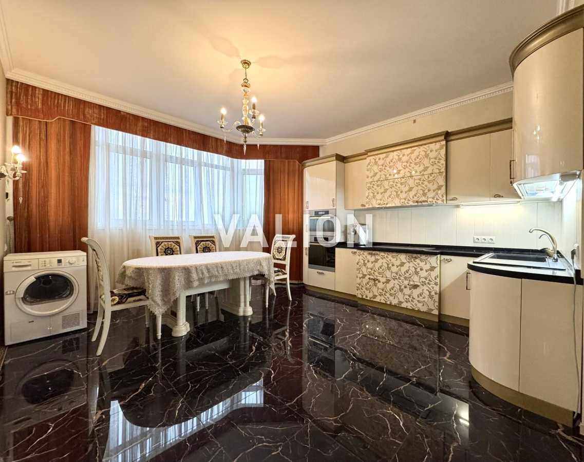 Продажа 3-комнатной квартиры 131 м², Соломенская ул., 15А