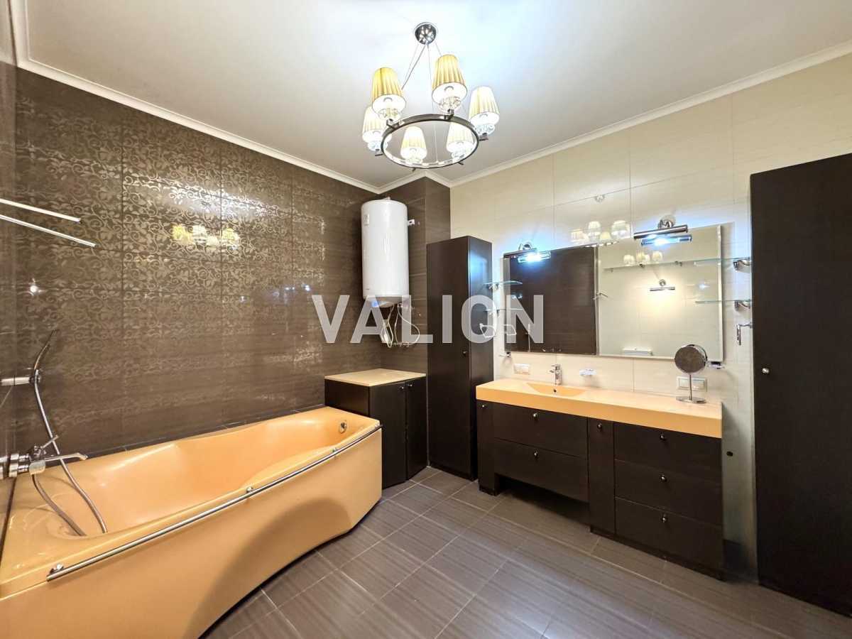 Продажа 3-комнатной квартиры 131 м², Соломенская ул., 15А