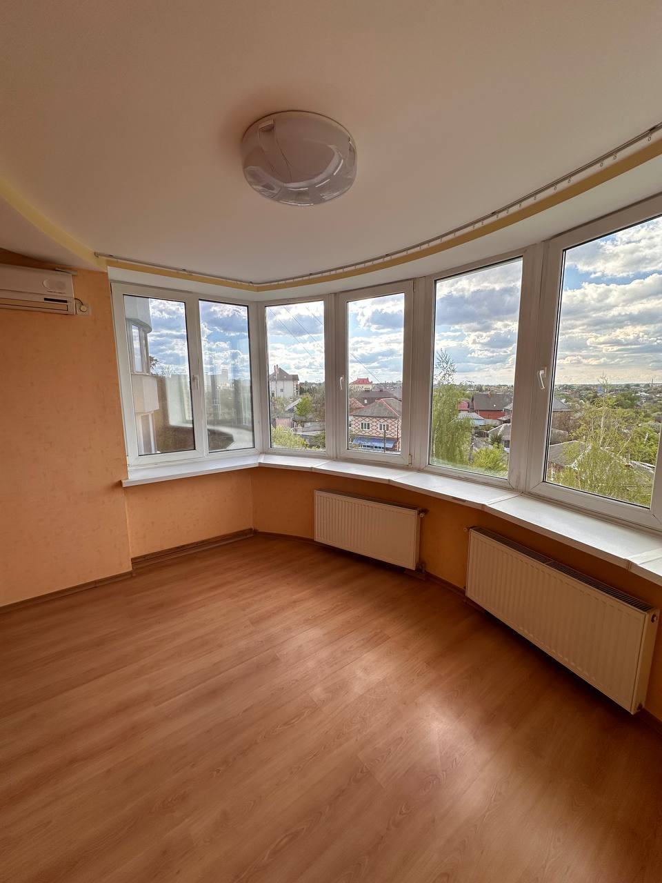 Продажа 2-комнатной квартиры 76.1 м², Героев Небесной Сотни ул.