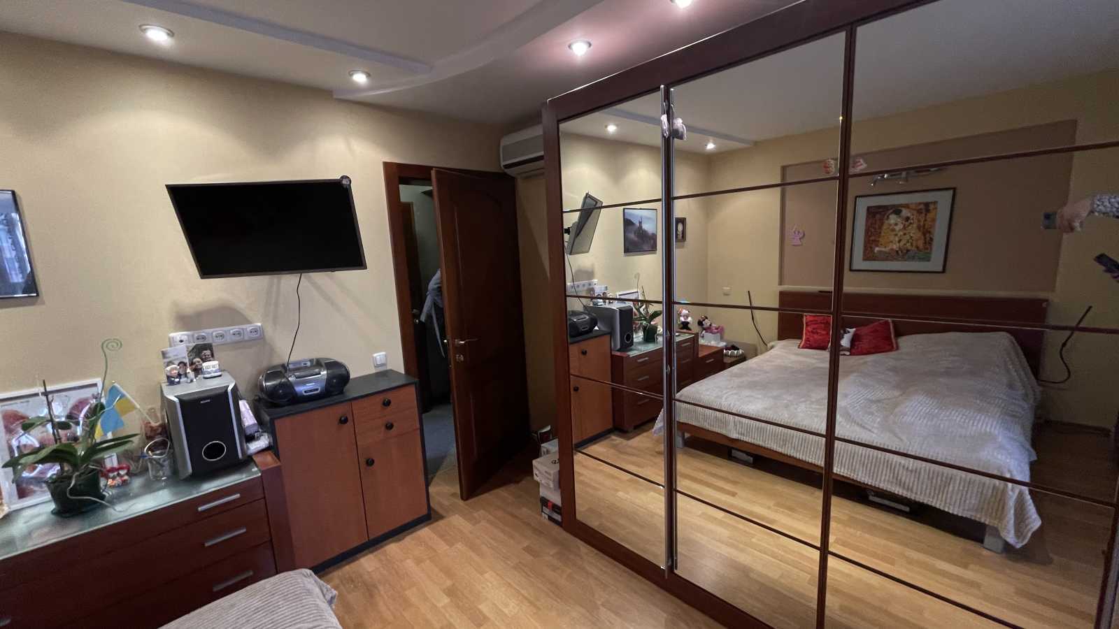 Продаж 3-кімнатної квартири 76 м², Золотоустівська вул., 48