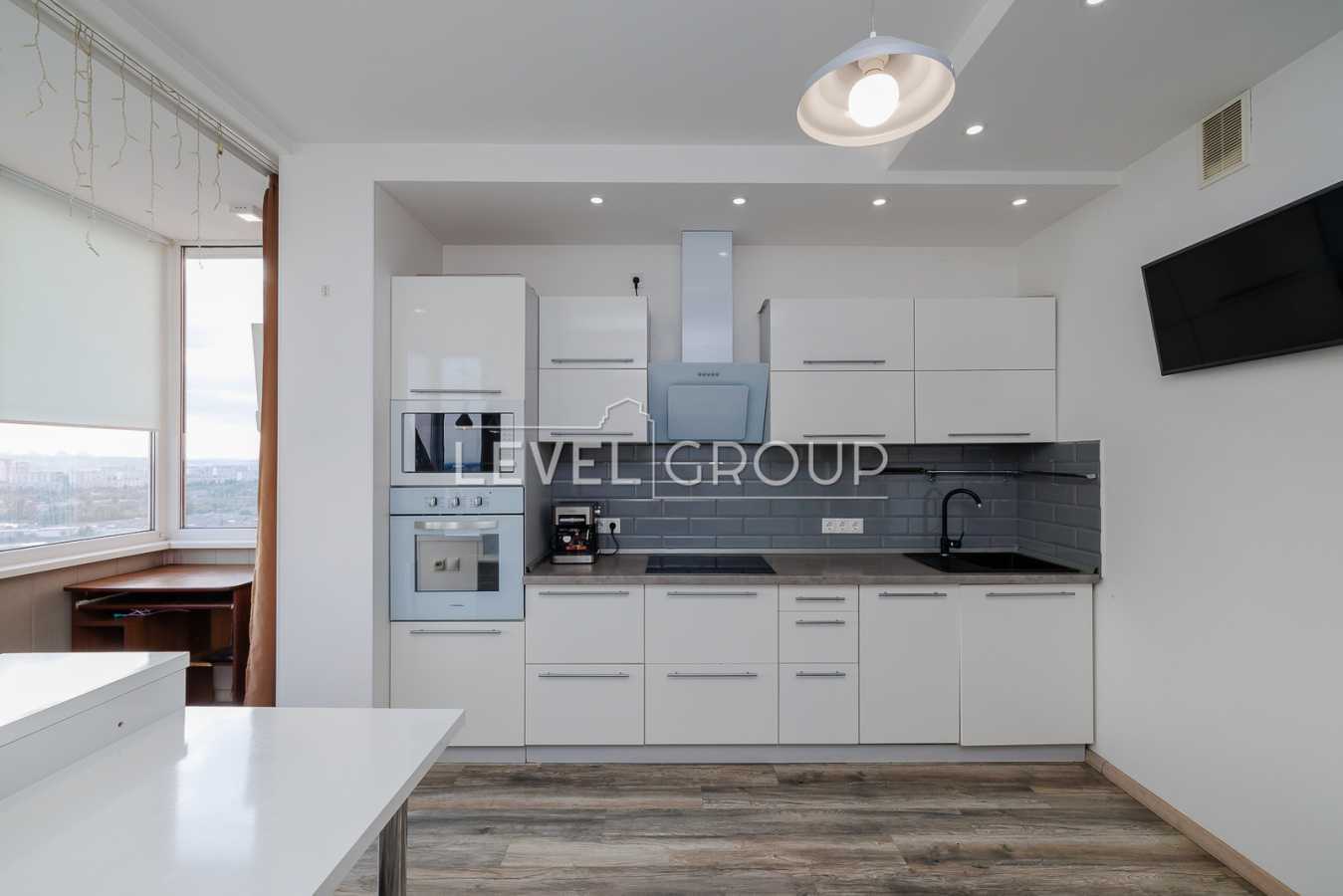 Продаж 1-кімнатної квартири 56.4 м², Ревуцького вул., 9