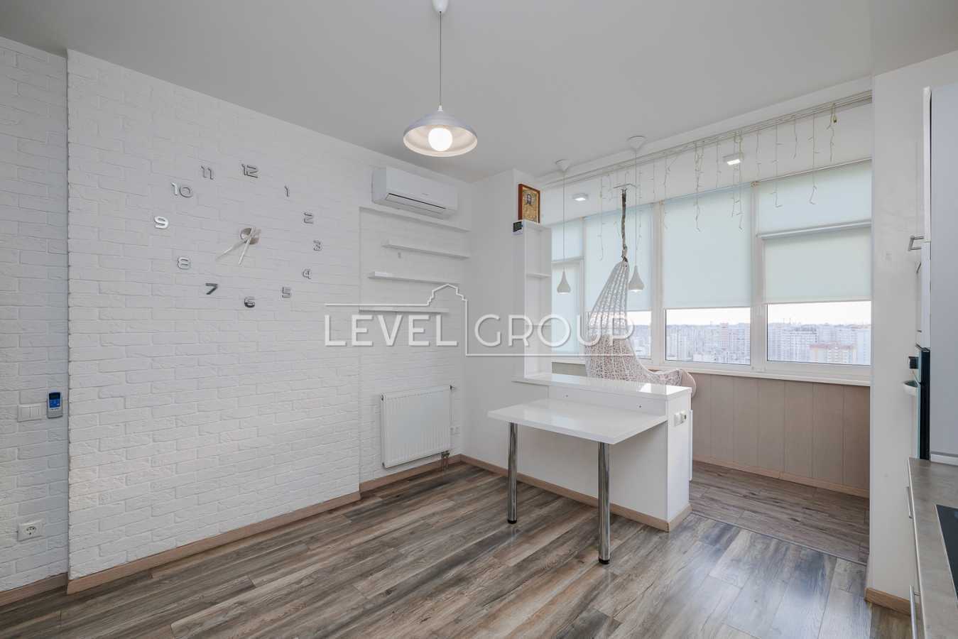 Продаж 1-кімнатної квартири 56.4 м², Ревуцького вул., 9