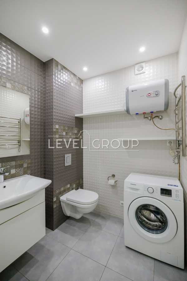 Продаж 1-кімнатної квартири 56.4 м², Ревуцького вул., 9