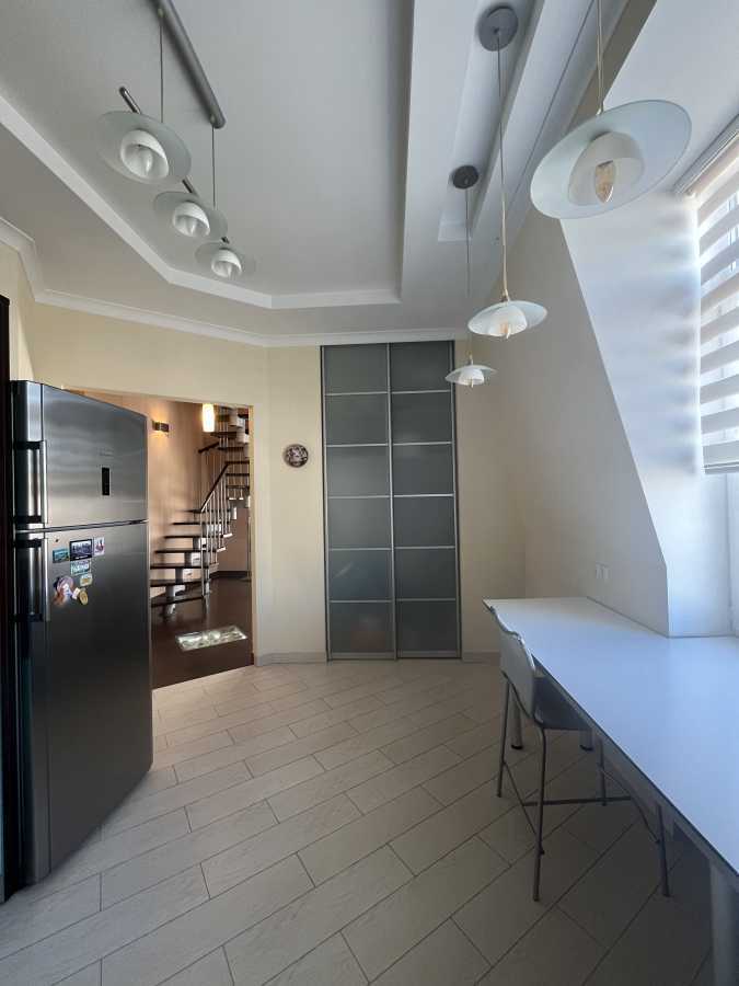 Продаж 4-кімнатної квартири 162.8 м², Пріорська вул., 10