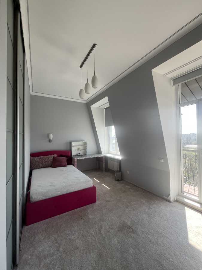 Продаж 4-кімнатної квартири 162.8 м², Пріорська вул., 10