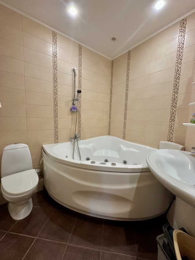 Продажа 4-комнатной квартиры 118 м², Победы просп., 125