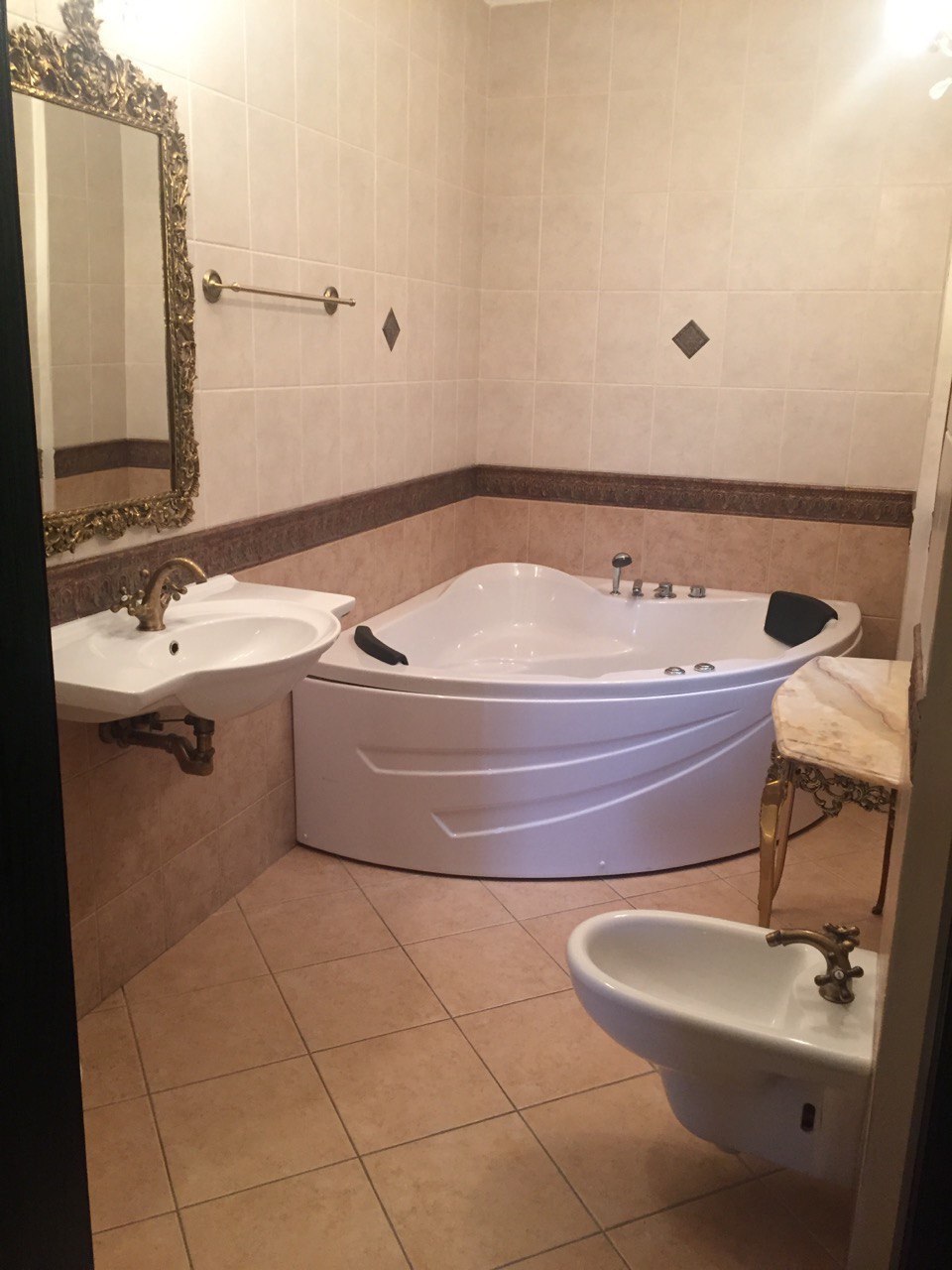 Оренда 3-кімнатної квартири 200 м², Костянтинівська вул.