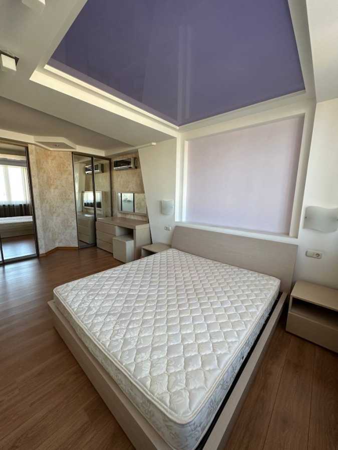 Продаж 5-кімнатної квартири 213 м², Срібнокільська вул., 1