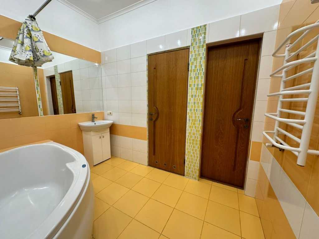 Продажа 3-комнатной квартиры 130 м², Леси Украинки ул.
