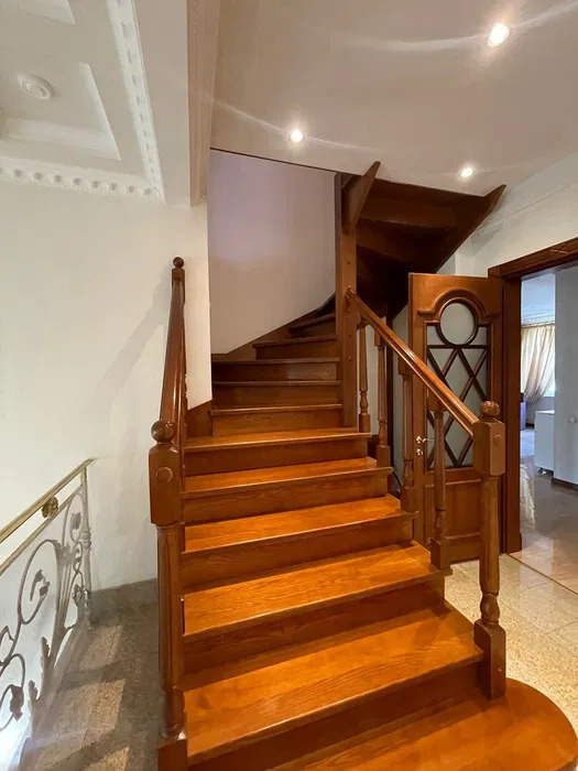 Оренда будинку 660 м², Отто Шмідта вул.