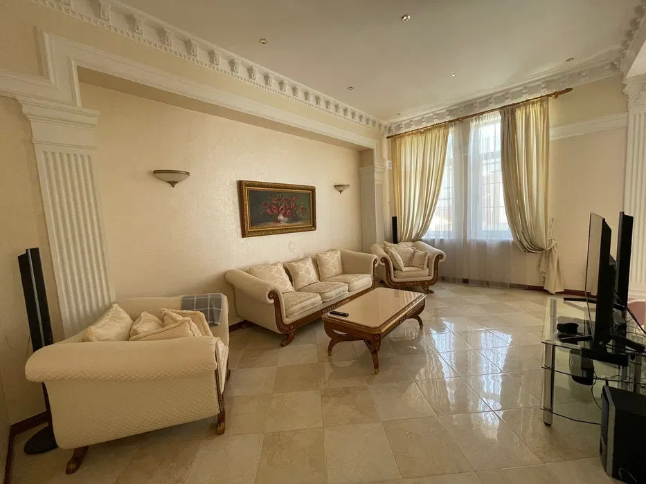 Оренда будинку 660 м², Отто Шмідта вул.