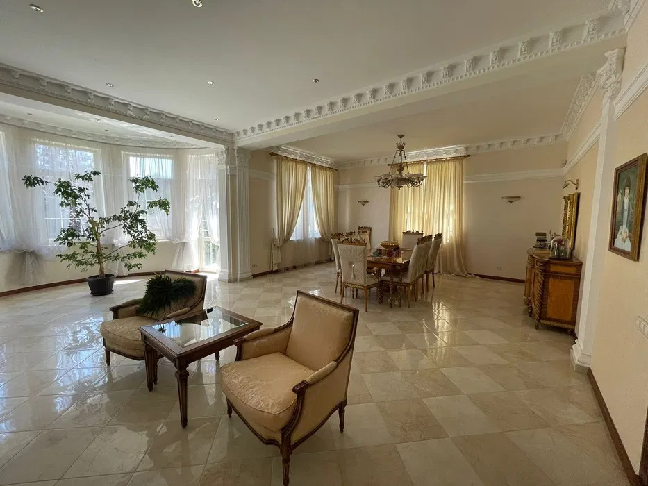 Оренда будинку 660 м², Отто Шмідта вул.