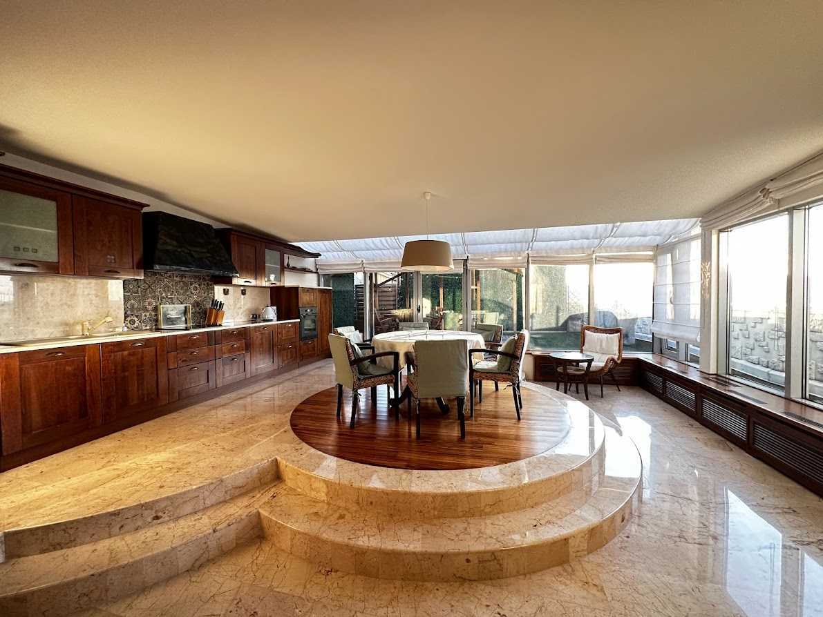 Оренда 3-кімнатної квартири 186 м², Жилянська вул., 59