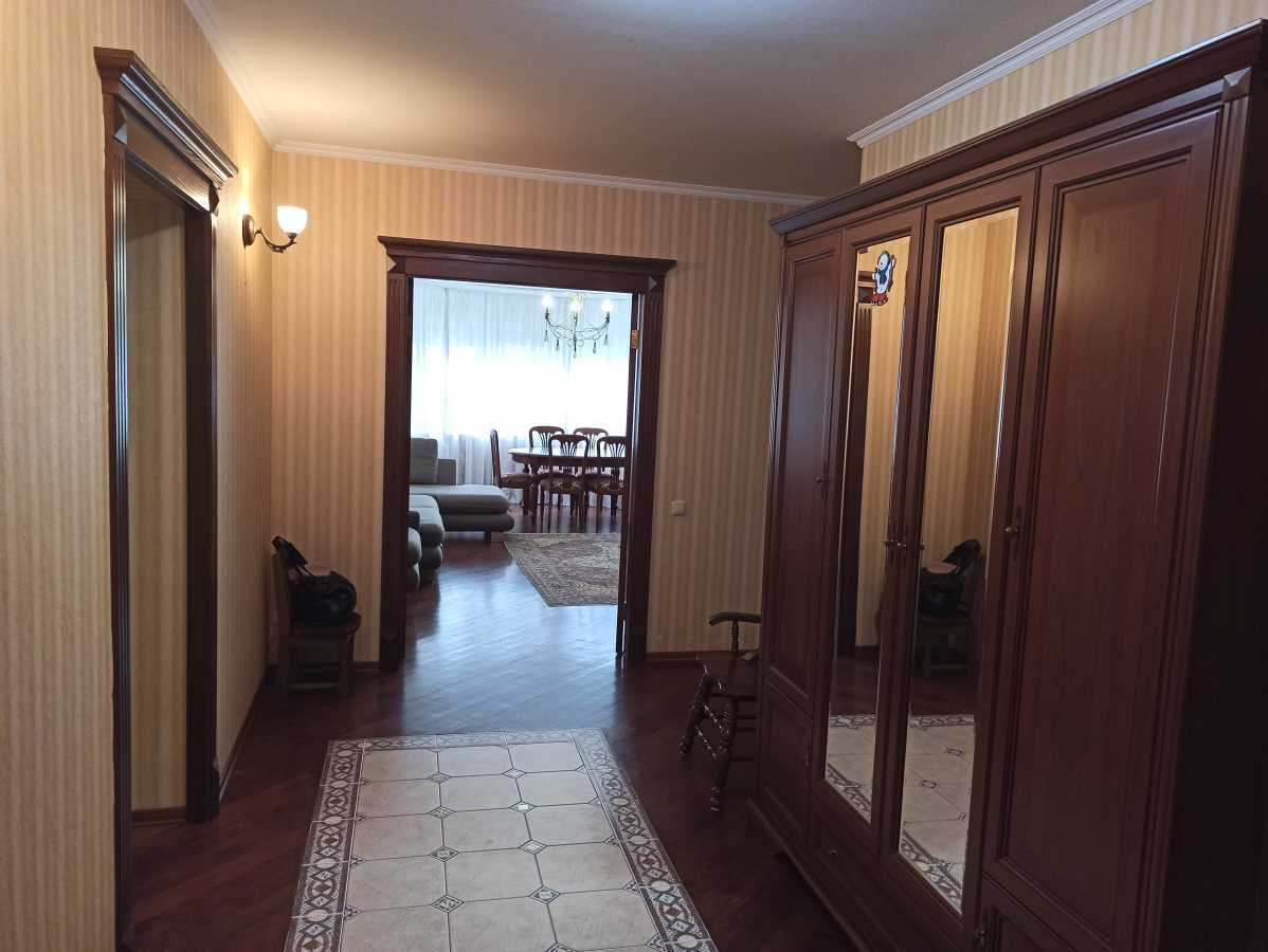 Оренда 4-кімнатної квартири 128 м², Микільсько-Слобідська вул., 2Б