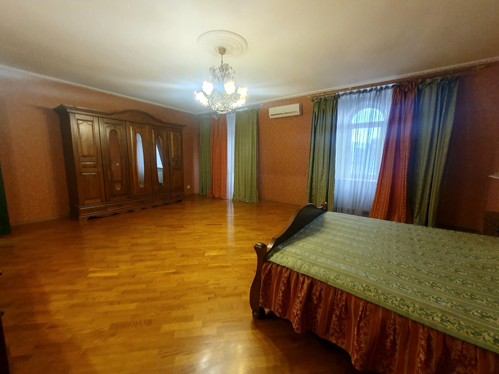 Оренда 3-кімнатної квартири 200 м², Костянтинівська вул.