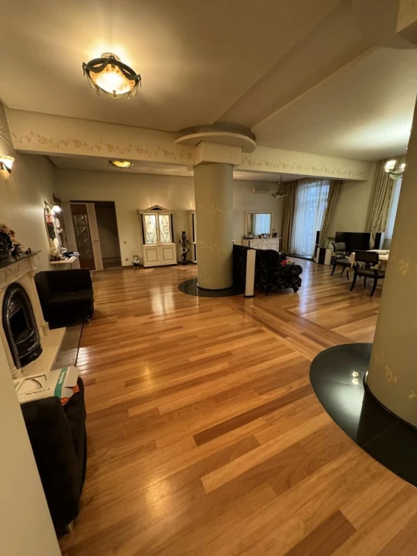 Продажа 3-комнатной квартиры 183 м²