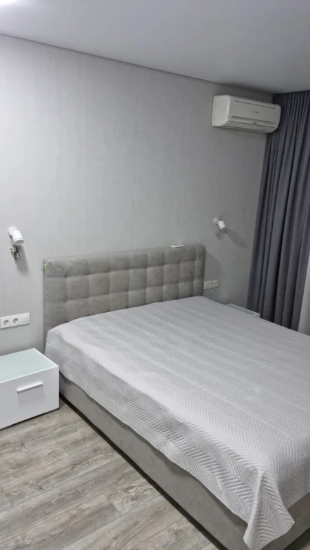 Продаж 1-кімнатної квартири 64 м²