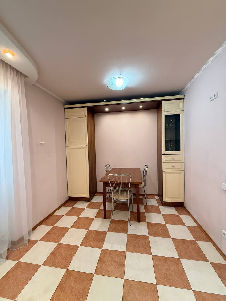 Оренда 3-кімнатної квартири 110 м², Ливарна вул.