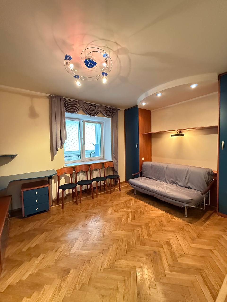 Оренда 3-кімнатної квартири 110 м², Ливарна вул.