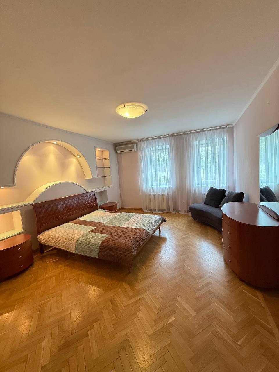 Оренда 3-кімнатної квартири 110 м², Ливарна вул.