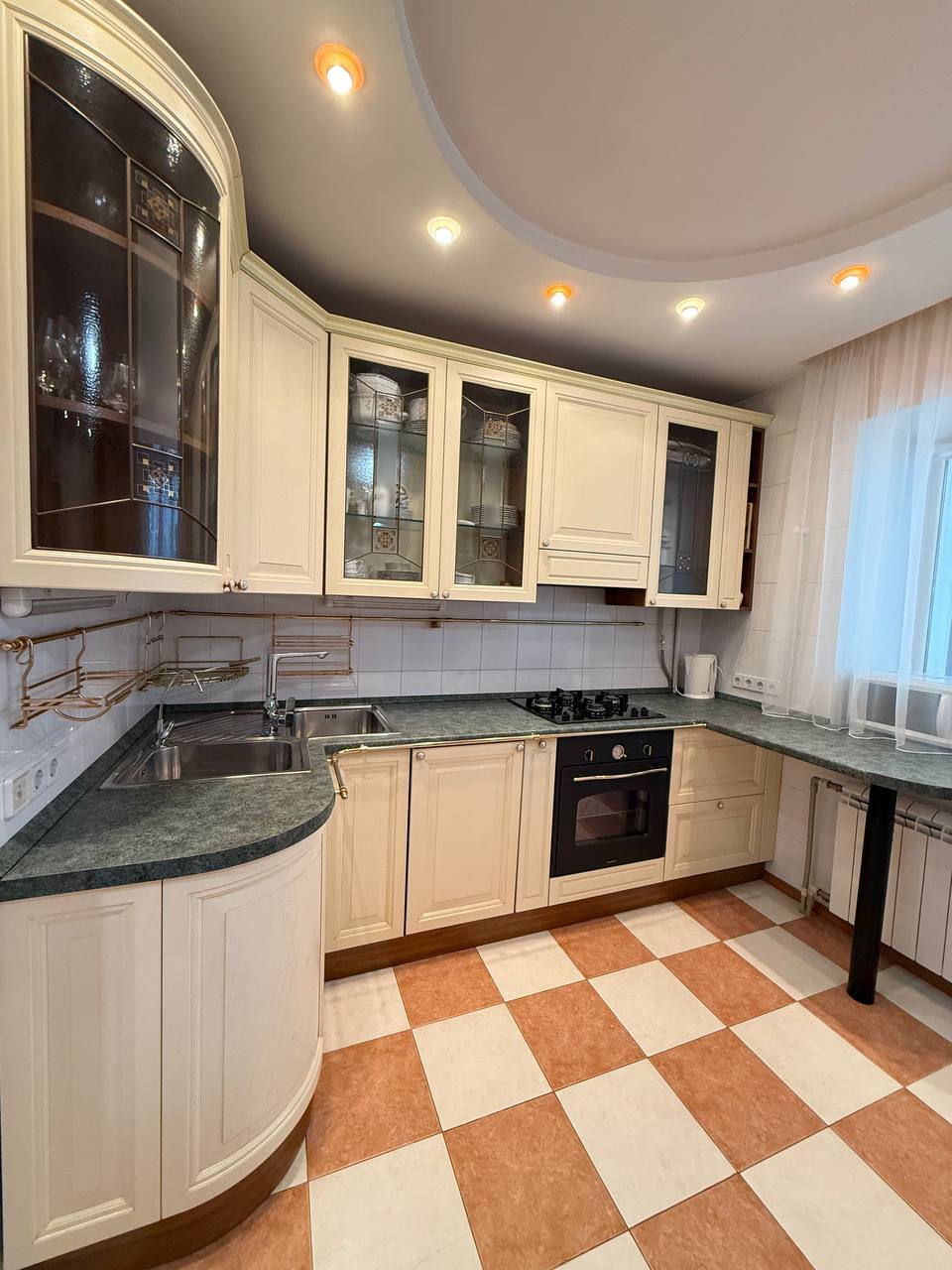 Оренда 3-кімнатної квартири 110 м², Ливарна вул.