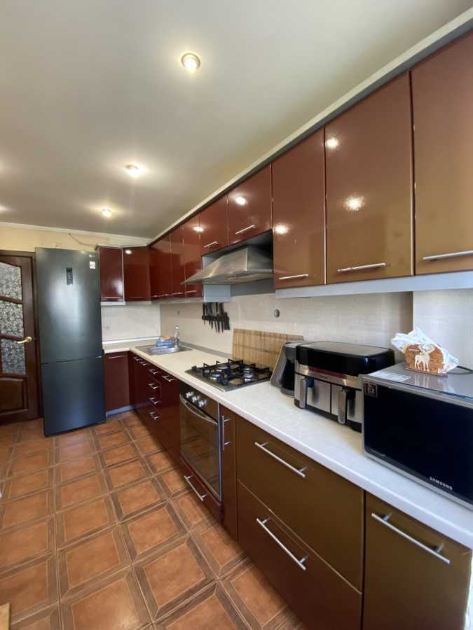 Продаж 3-кімнатної квартири 70 м², Головатого вул., 4