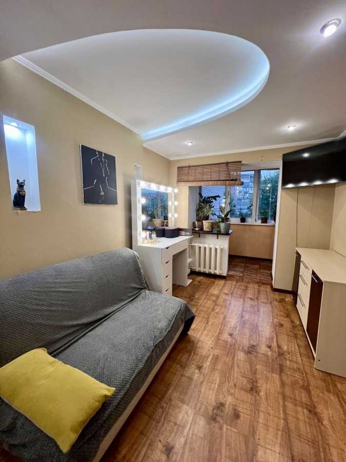 Продаж 3-кімнатної квартири 70 м², Головатого вул., 4