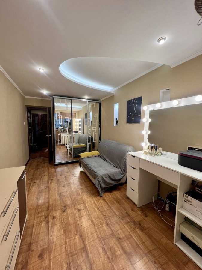 Продаж 3-кімнатної квартири 70 м², Головатого вул., 4