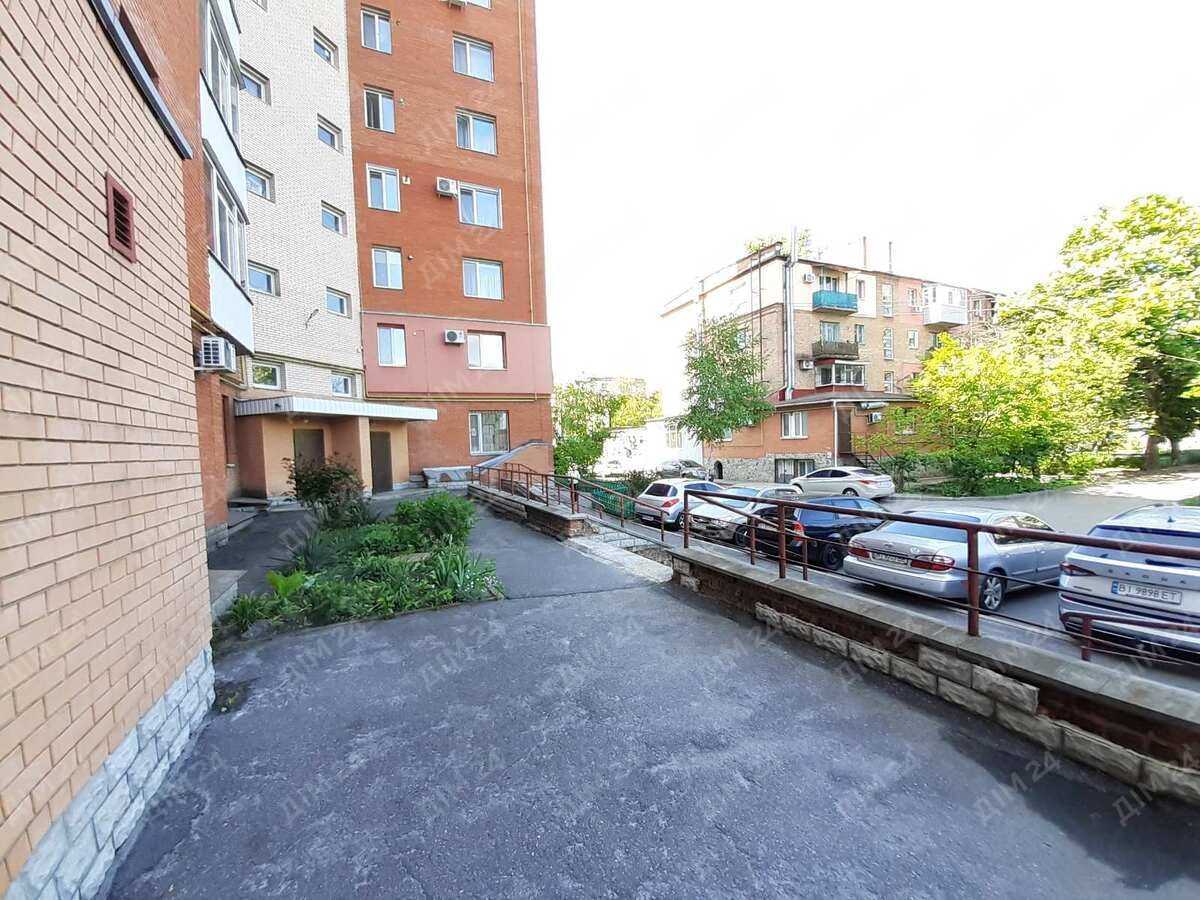 Продажа 3-комнатной квартиры 119 м², Небесной Сотни ул., 81