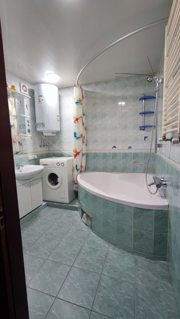 Продаж 3-кімнатної квартири 60 м², Севастопольська вул.