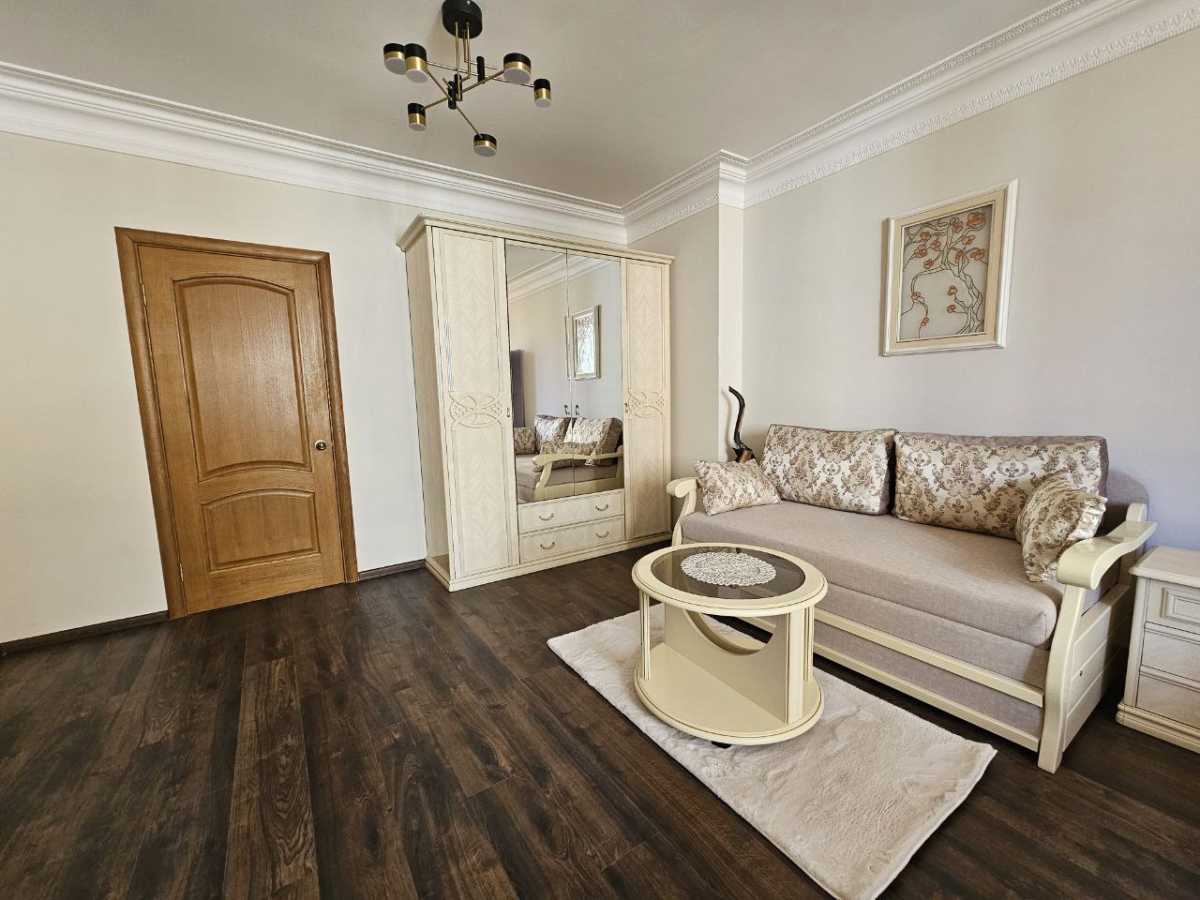 Оренда 1-кімнатної квартири 53 м², Раїси Окіпної вул., 8