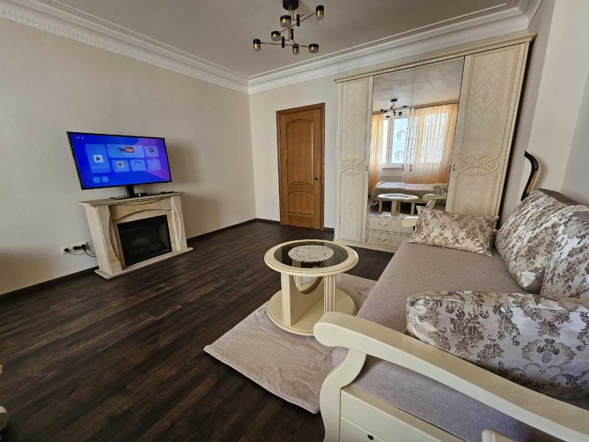 Оренда 1-кімнатної квартири 53 м², Раїси Окіпної вул., 8