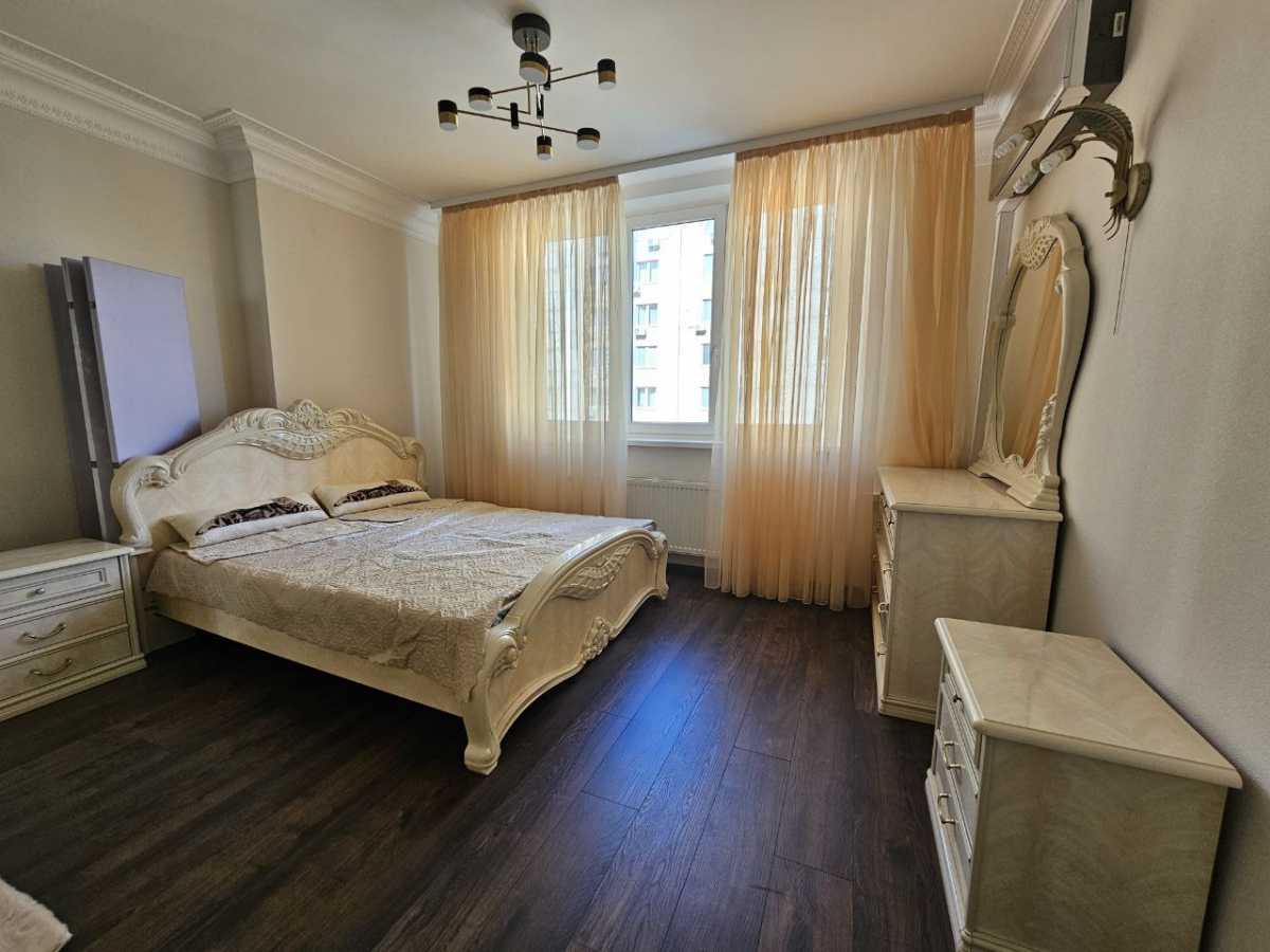 Оренда 1-кімнатної квартири 53 м², Раїси Окіпної вул., 8