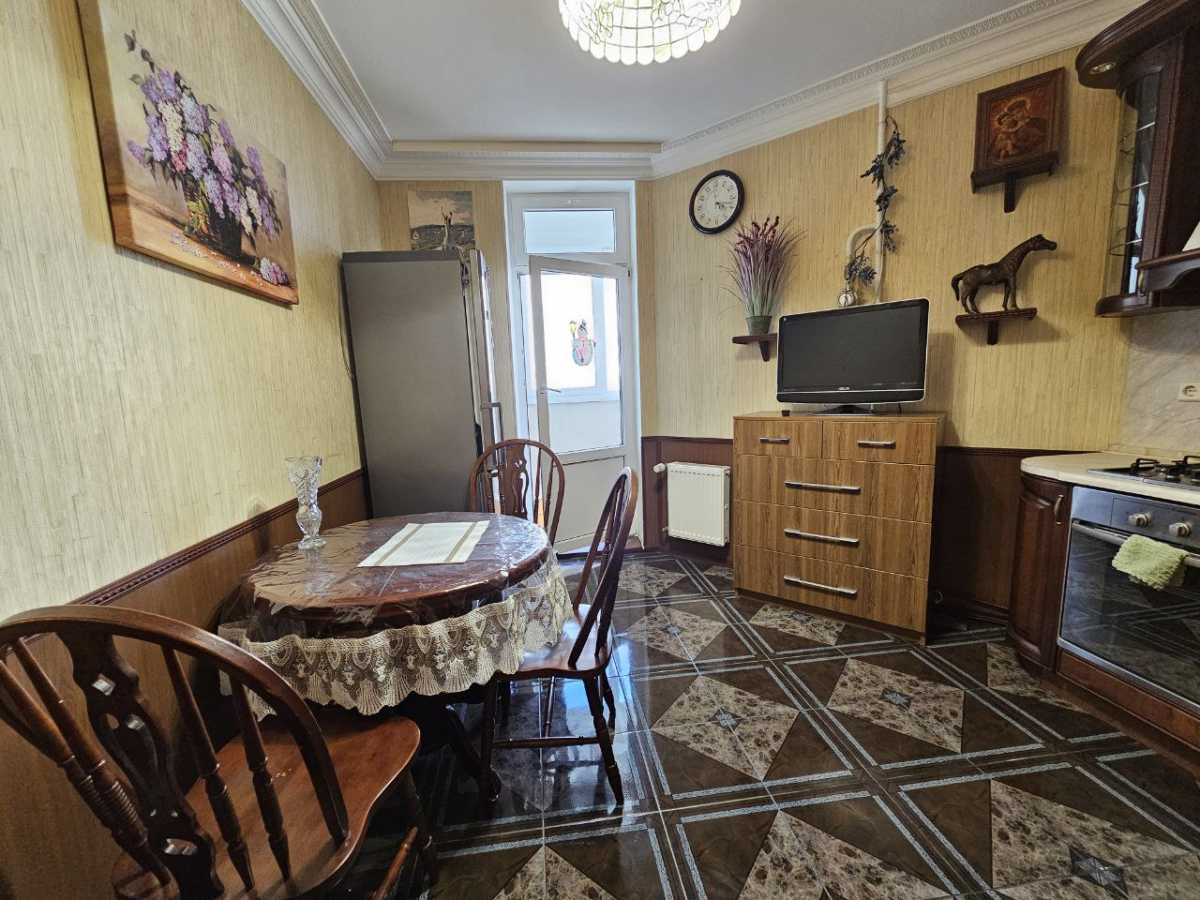 Оренда 1-кімнатної квартири 53 м², Раїси Окіпної вул., 8