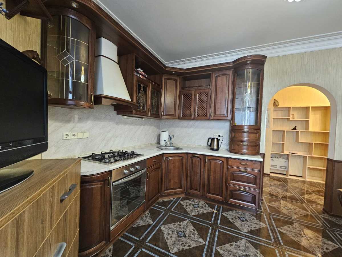 Оренда 1-кімнатної квартири 53 м², Раїси Окіпної вул., 8