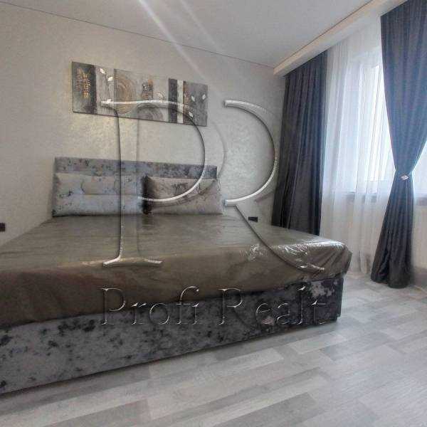 Продаж 1-кімнатної квартири 54 м², Ревуцького вул., 54