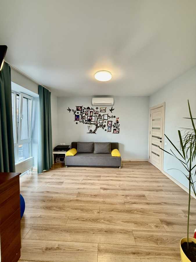 Продаж 3-кімнатної квартири 75 м², Свєтлова вул., 42а