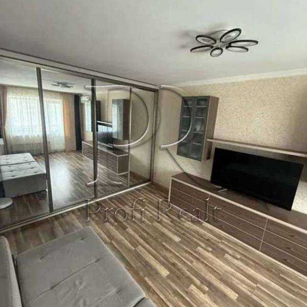 Продажа 2-комнатной квартиры 55 м², Тростянецкая ул., 3
