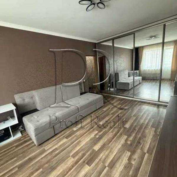 Продажа 2-комнатной квартиры 55 м², Тростянецкая ул., 3