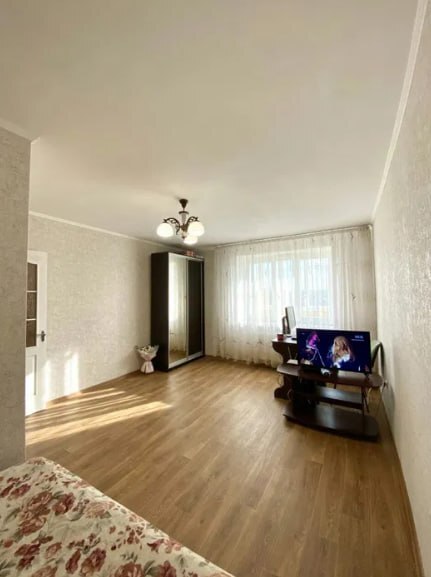Продаж 1-кімнатної квартири 42 м², Нижньосироватська вул.