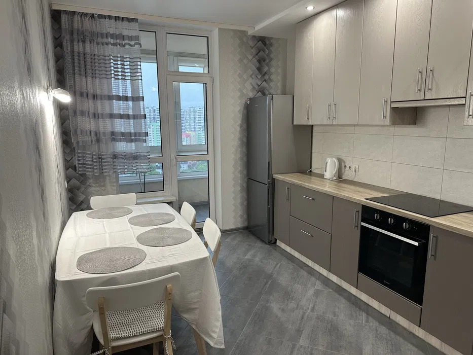 Оренда 1-кімнатної квартири 40 м², Каховська вул., 62