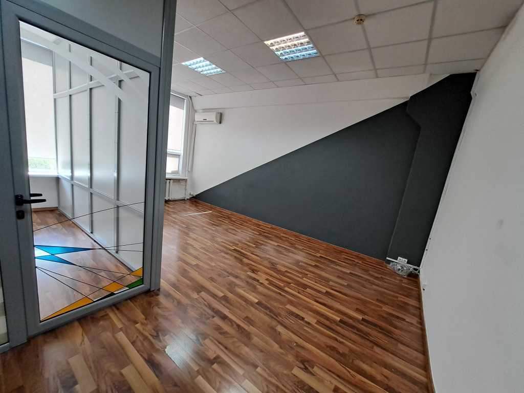 Оренда магазину 35 м², Євгена Сверстюка вул., 11б