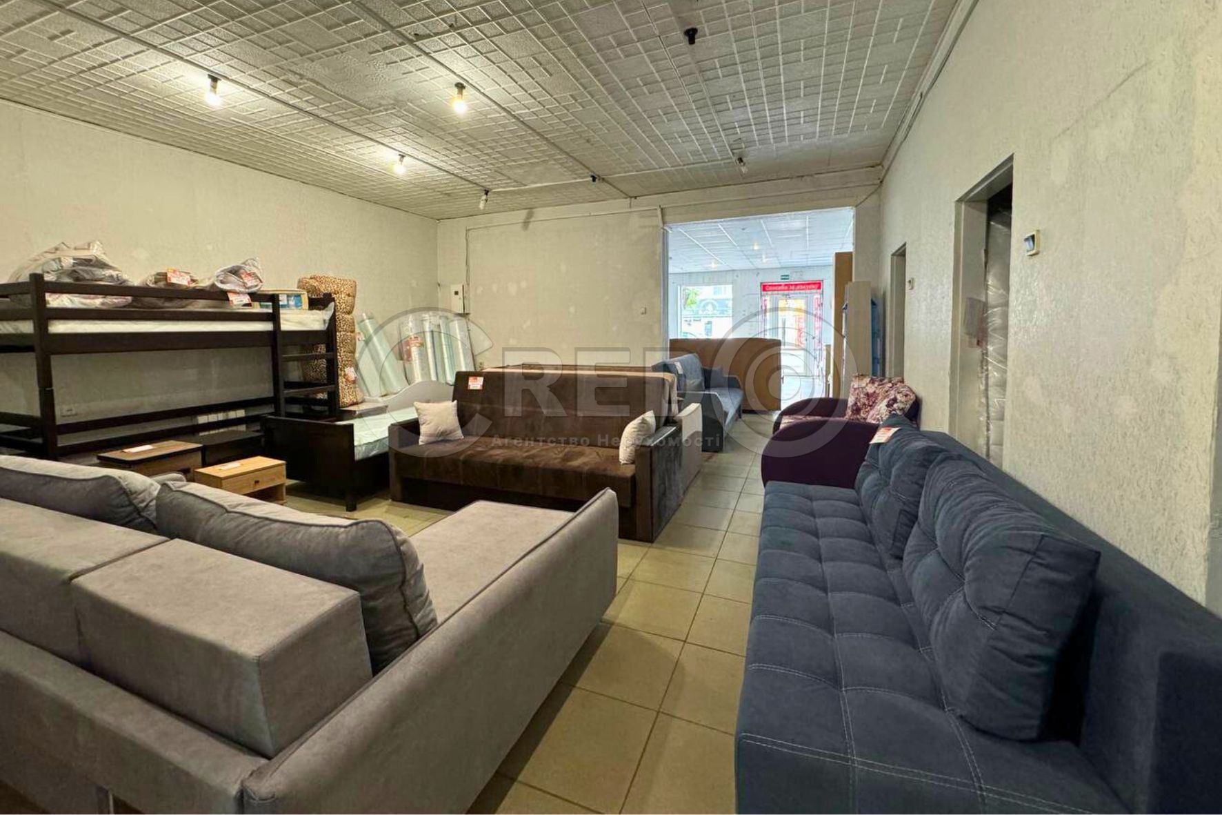 Продажа торгового помещения 688.7 м², Серафимовича ул.