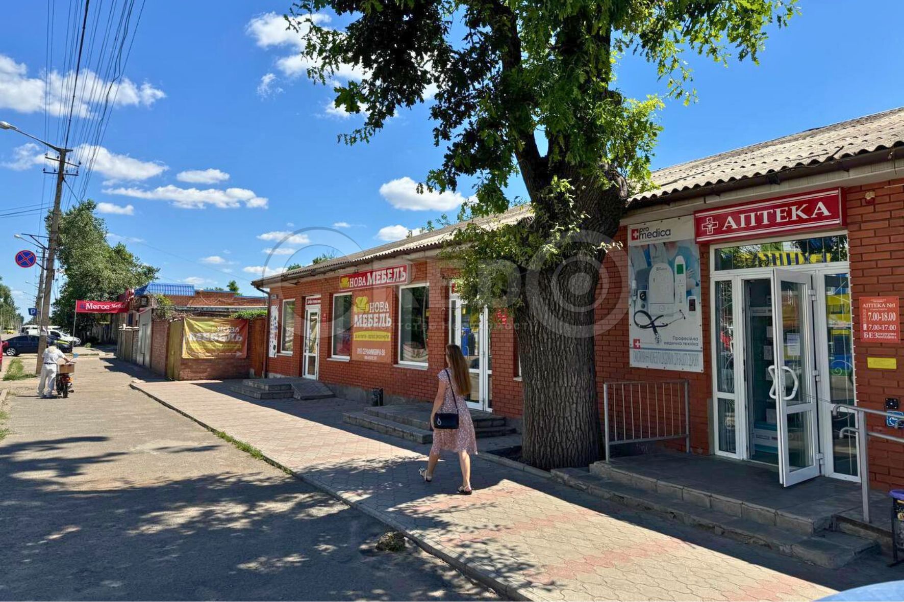 Продажа торгового помещения 688.7 м², Серафимовича ул.