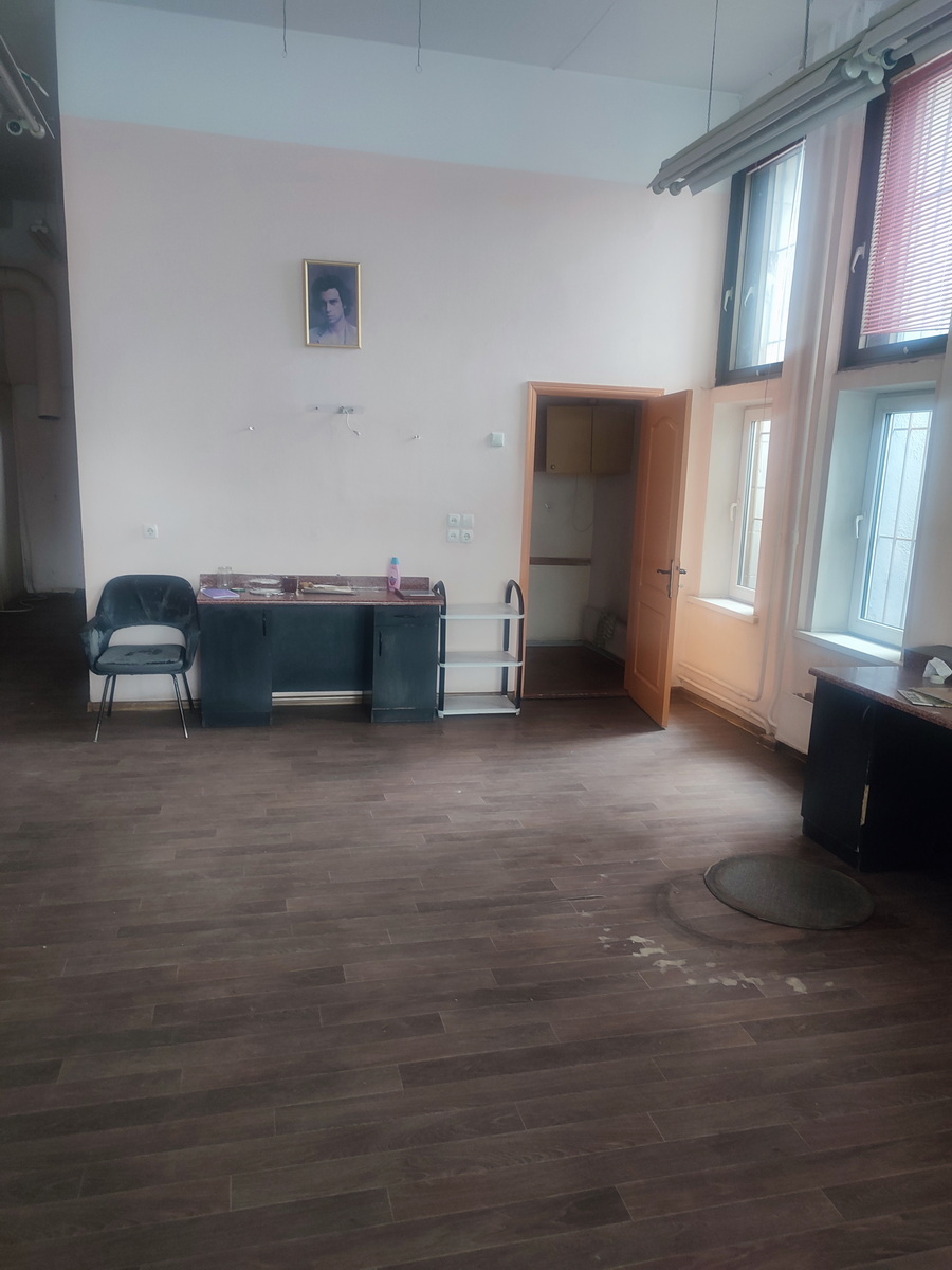 Оренда торговельного приміщення 100 м², Володимира Маяковського просп., 15
