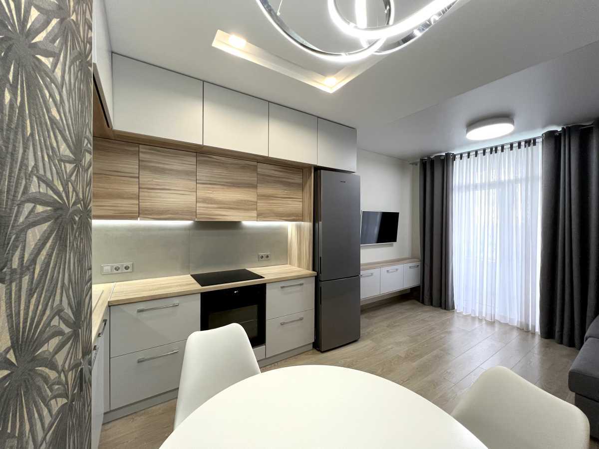 Продаж 1-кімнатної квартири 38 м², Салютна вул., 2