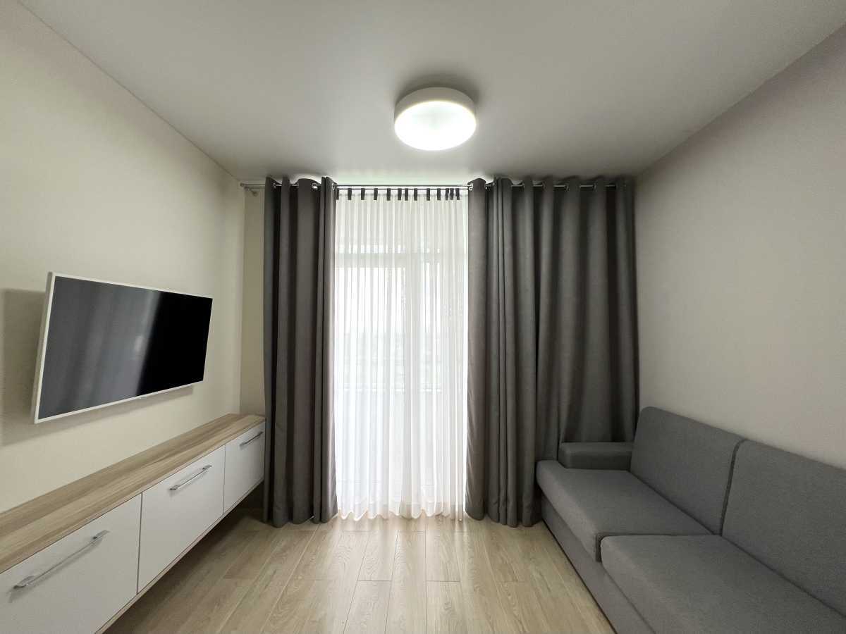 Продаж 1-кімнатної квартири 38 м², Салютна вул., 2