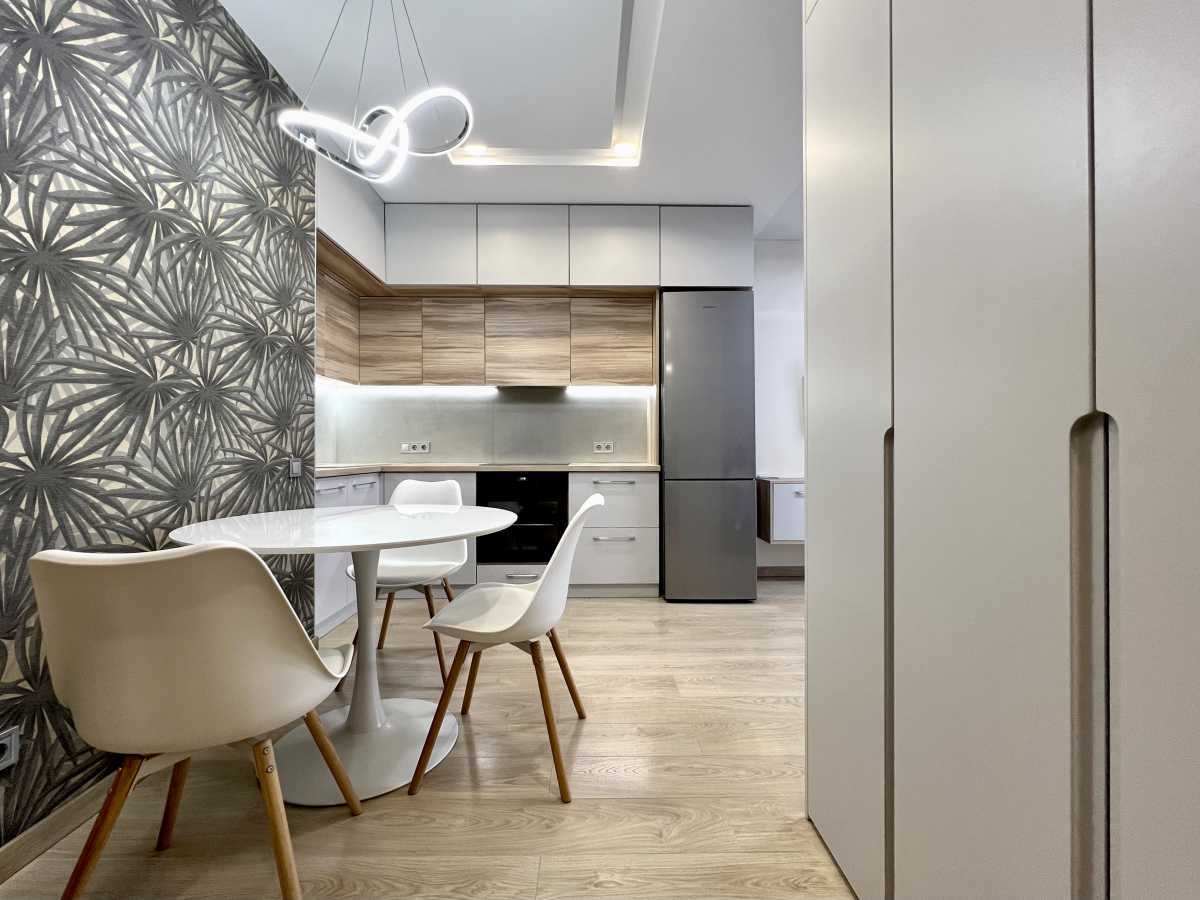 Продаж 1-кімнатної квартири 38 м², Салютна вул., 2