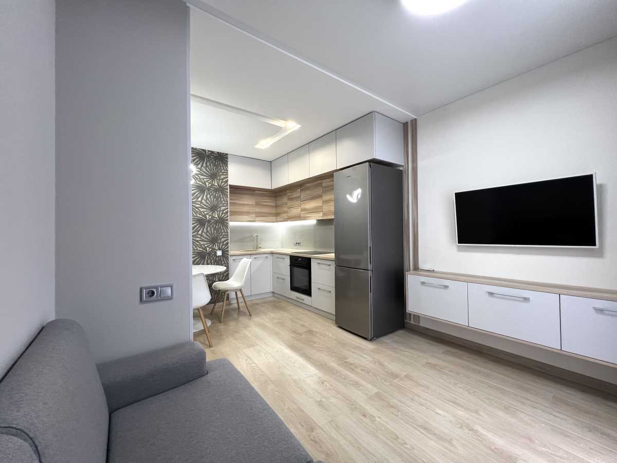 Продаж 1-кімнатної квартири 38 м², Салютна вул., 2